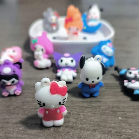 NEW 24 pc Sanrio Mystery box Collectible Keychain Lot in Display Box NWTD - Picture 6 of 10